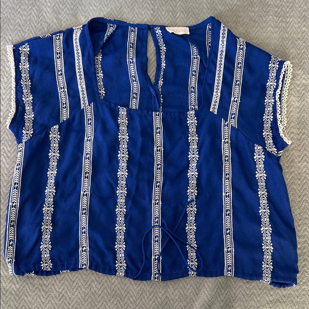 💋3/$10💋Altar'd State Royal Blue Aztec Cropped Blouse Size Large